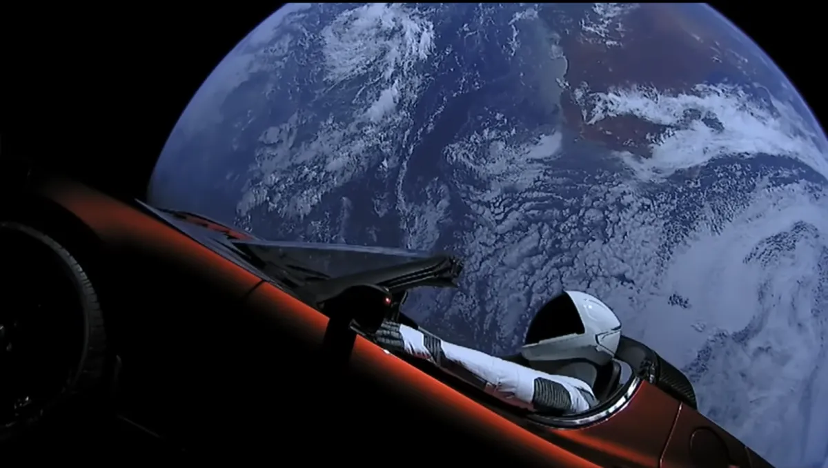 Su antecesor lleva 8 años flotando en el espacio y él 9 esperando a pisar la carretera, pero el Tesla más rompedor ya tiene fecha de llegada