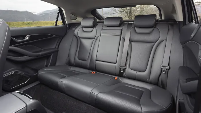 Tan grande como un Audi A6 pero a precio de Toyota Yaris, esta berlina con motor turbo, cambio automático y 160 CV es el ofertón del momento