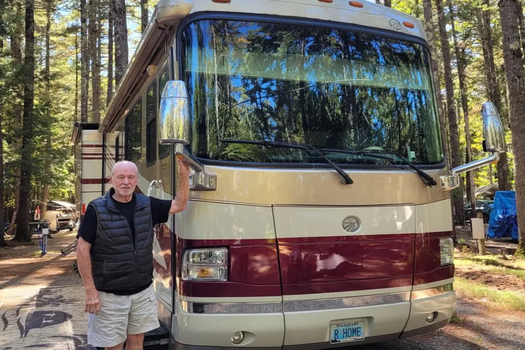Tiene 81 años, vive en una autocaravana y sigue trabajando gracias al "workamping", la fórmula que le permite viajar por Estados Unidos