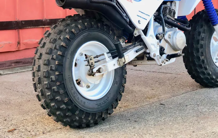 Tiene ruedas de quad, pero es una divertidísima moto offroad firmada por Honda que difícilmente se consigue en España