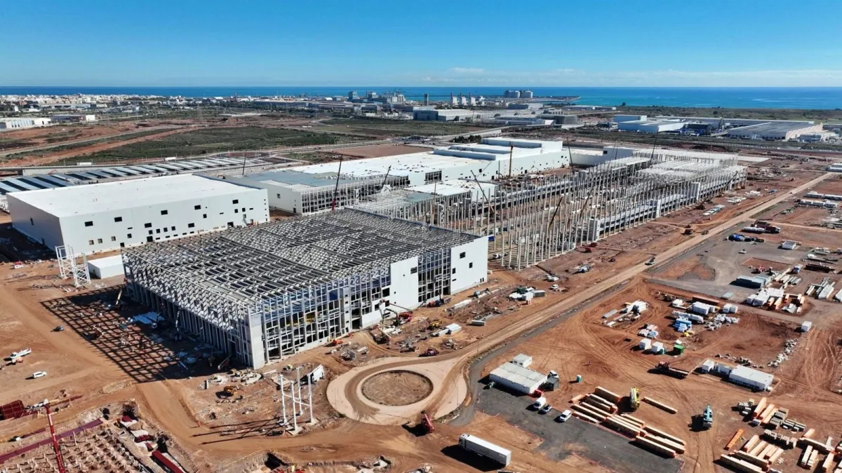 Todavía no está fabricando celdas y Volkswagen ha vendido el 49% de su fábrica española de baterías a un socio chino por 1.100 millones de eueros