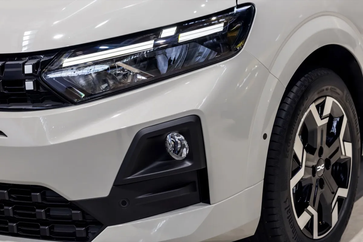 Todo el mundo mirando coches chinos y llega Dacia y planta, por apenas 13.500 €, un polivalente perfecto para el día a día