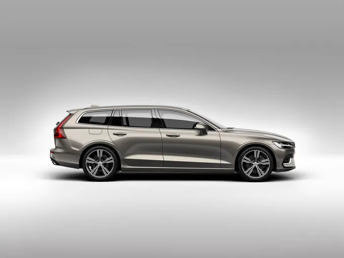 Todos en España comprando SUV como locos cuando el Mercedes Clase C de Volvo lleva 8 años demostrando que, con etiqueta ECO, 519 l de maletero y costando 6.000 € menos, no hacen ninguna falta