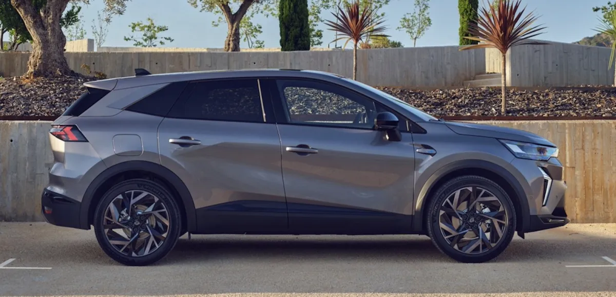 Todos mirando a Toyota y a China y el coche familiar que España necesitaba se fabrica aquí, un SUV híbrido con 160 CV, 4,6 l/100 km y 10.000 € más barato que un Corolla Cross