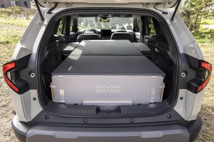 Todos pensando que hay que gastarse una fortuna para tener una casa con ruedas cuando los rumanos tienen un SUV con cama para dos, etiqueta ECO y 1.380 km de autonomía por 22.000 €