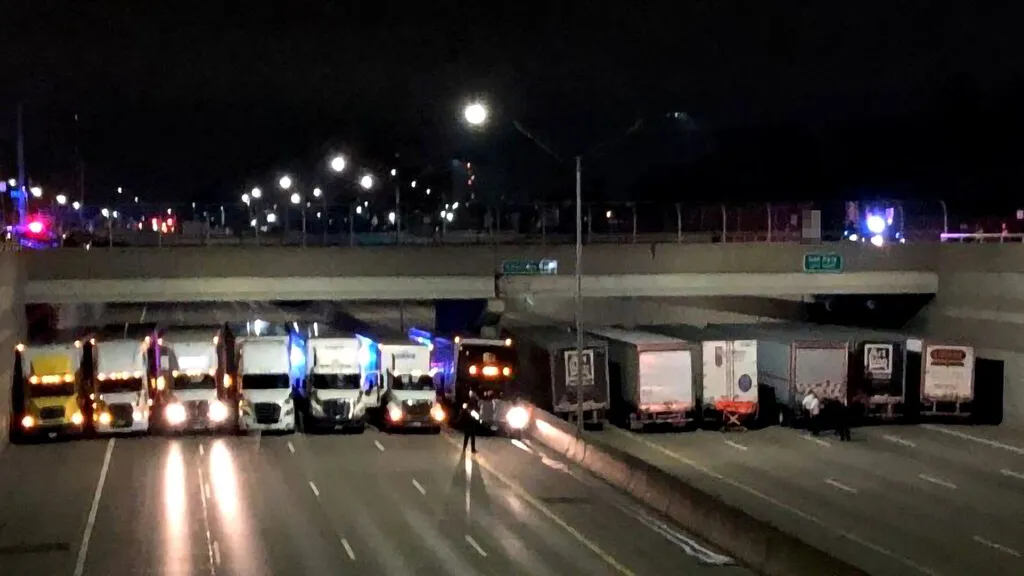 Trece camioneros aparcaron sus camiones bajo un puente de madrugada. No estaban protestando: intentaban salvar una vida
