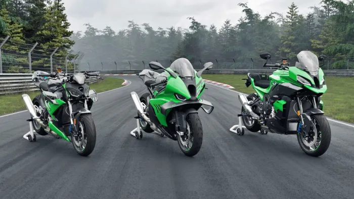 Tres motos, todas con más de 200 CV y solo habrá 100 de cada una: ya se pueden pedir las BMW que llevan el Infierno Verde hasta en las llantas