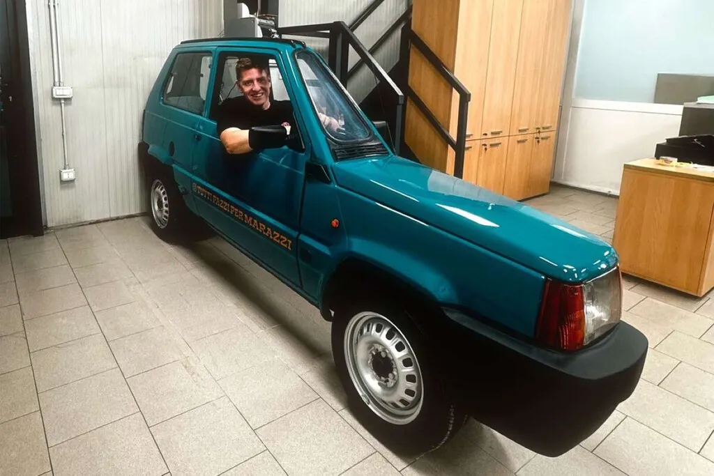Tus ojos no te engañan: este Fiat Panda mide solo 50 centímetros de ancho y es el coche más estrecho del mundo: cabe entre dos coches aparcados