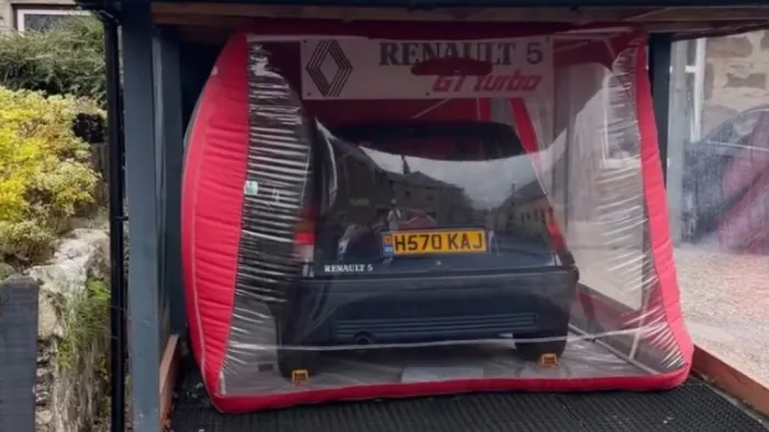 ¿Un coche dentro de una burbuja? El truco de un británico para esconder del tiempo pero a plena vista una de las joyas de Renault