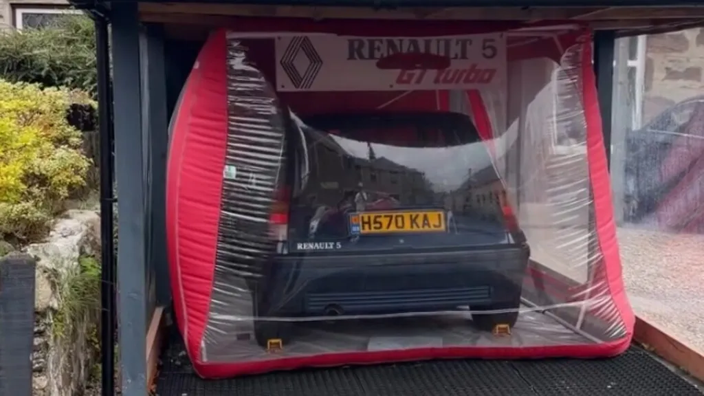 ¿Un coche dentro de una burbuja? El truco de un británico para esconder del tiempo pero a plena vista una de las joyas de Renault