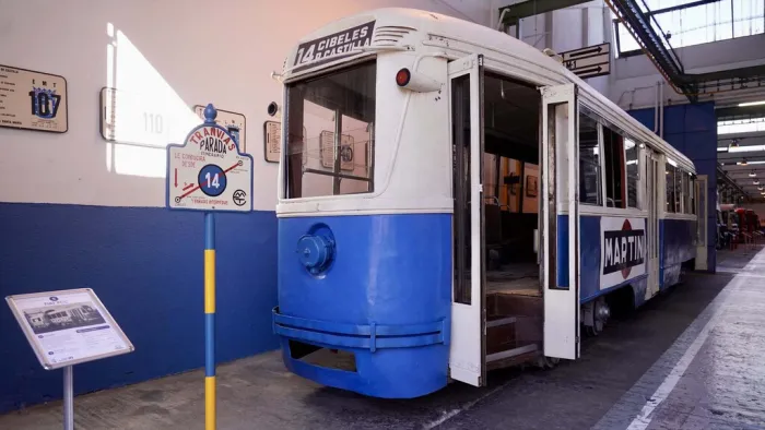 Un coleccionista privado guardó el último tranvía que circuló por Madrid en 1972. La EMT lo ha comprado y lo ha traído a su museo