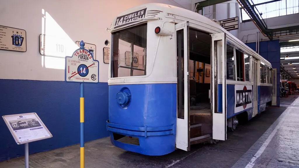 Un coleccionista privado guardó el último tranvía que circuló por Madrid en 1972. La EMT lo ha comprado y lo ha traído a su museo
