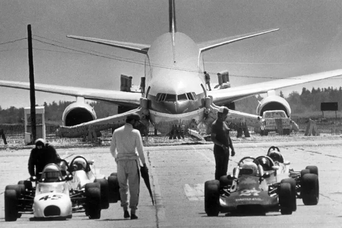 Un error al pasar de litros en kilos dejó sin combustible en pleno vuelo a un Boeing 767. Aterrizaron sin heridos y sin tren de aterrizaje en medio de una carrera de karts