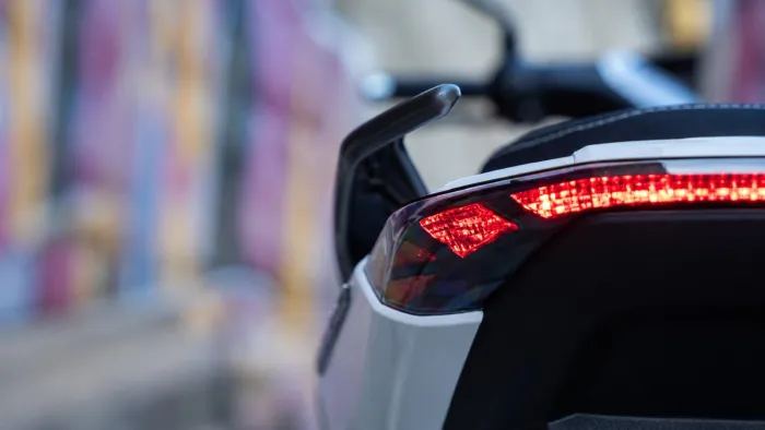 ¿Un scooter de 300cc por menos de 3.000 €? Sí, y además bien equipado, ligero y manejable, perfecto para el día a día