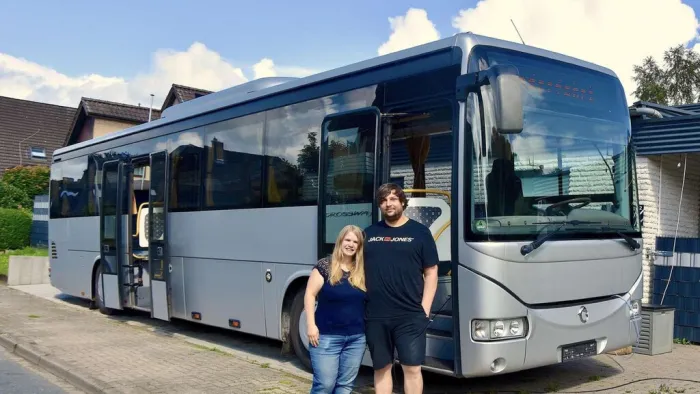 Una familia alemana ha convertido un autobús de 12 metros en una autocaravana de lujo. Tiene hasta un grifo de cerveza para servirse cañas a bordo