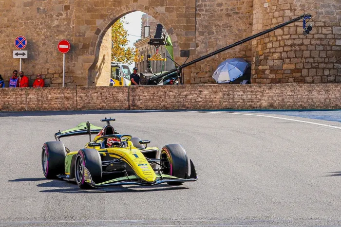 Una sanción a Dunne otorga la victoria a Câmara, que se va de Bakú como líder de la F2