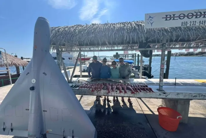 Unos amigos salieron en barco y pescaron un dron militar. Lo subieron a Facebook y recibieron la llamada de sus vidas
