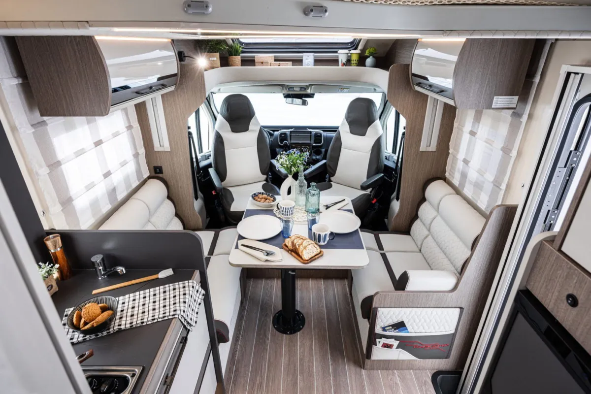 Vestida de negro y preparada para perderse, esta autocaravana con caja automática lleva dos placas solares, dos baterías de litio y equipamiento para aburrir