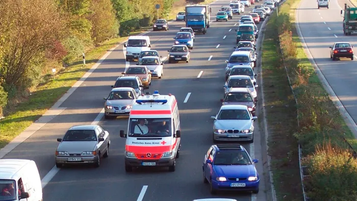 Ya en vigor: España cambia las normas y prohíbe a los conductores quedarse en el carril central si hay mucho atasco