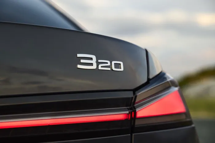 Ya tiene precio en España el nuevo BMW Serie 3: sin diésel, pero más barato que el Mercedes Clase C y con un diseño rompedor